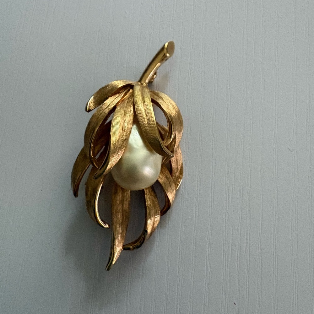 Gold Leaf Pearl Pendant - Women Jewelry